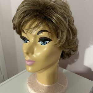 Gabor Layered Short Wavy Synthetic Wig Light Brown Blonde Classic Cap Flexlite
